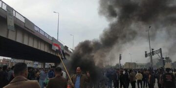 محاضرو بابل يحرقون الإطارات