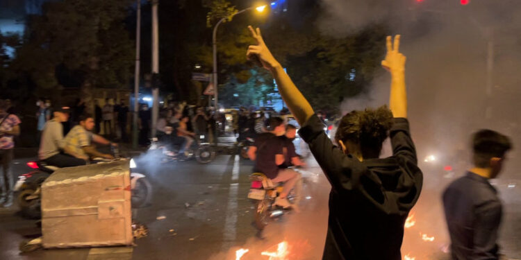 المحتجون يواصلون تحدي النظام في ايران رغم حملة القمع الدامية