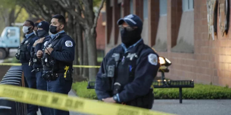 اميريكا … حلّ وحدة في الشرطة بعد وفاة (أمريكي أسود) ضربه عناصرها