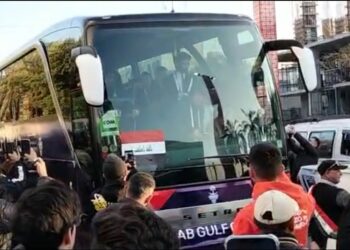 بالفيديو .. مرور حافلة المنتخب الوطني العراقي بصعوبة وسط الجماهير في نهائي الخليجي ٢٥