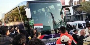 بالفيديو .. مرور حافلة المنتخب الوطني العراقي بصعوبة وسط الجماهير في نهائي الخليجي ٢٥