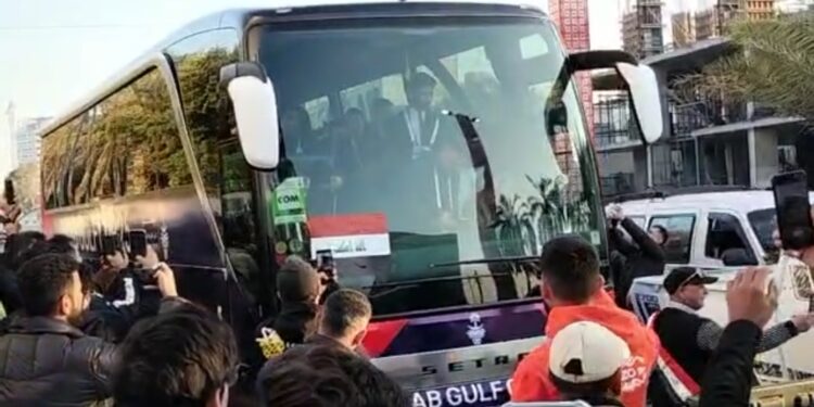 بالفيديو .. مرور حافلة المنتخب الوطني العراقي بصعوبة وسط الجماهير في نهائي الخليجي ٢٥