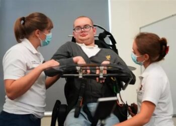 شاب مصاب بالشلل الدماغي الرباعي من يتمكن من “المشي لأول مرة”