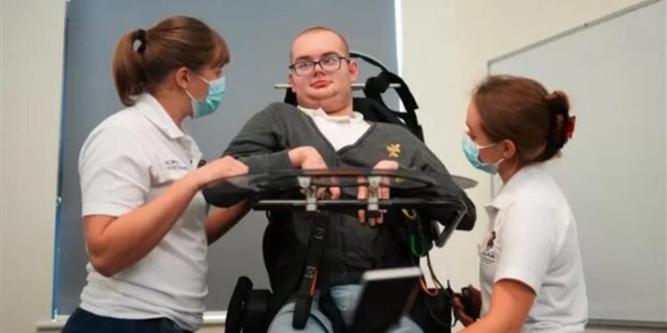 شاب مصاب بالشلل الدماغي الرباعي من يتمكن من “المشي لأول مرة”