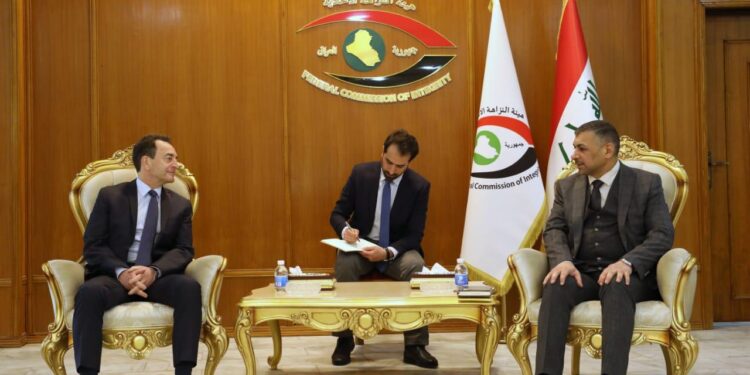 العراق وفرنسا يبحثان سبل التعاون في مجال (مكافحة الفساد واسترداد الأصول المهربة)