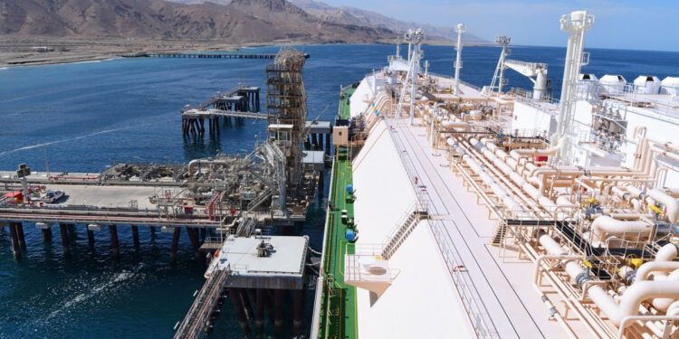 عُمان تزود “توتال” و”بي تي تي” بـ 1.6 مليون طن متري غاز سنوياً