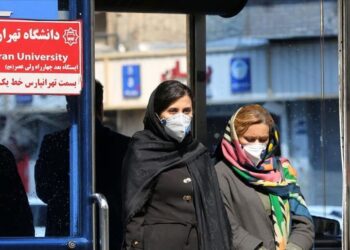 ايران تبدأ العام الجديد بتحذير النساء من خلع الحجاب