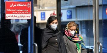 ايران تبدأ العام الجديد بتحذير النساء من خلع الحجاب