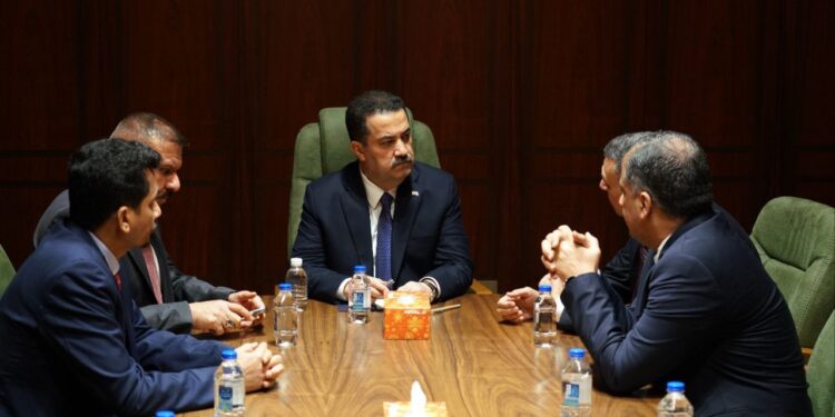 السوداني يصل الى البصرة ويعقد اجتماعاً عاجلاً على خلفية الأحداث الجارية