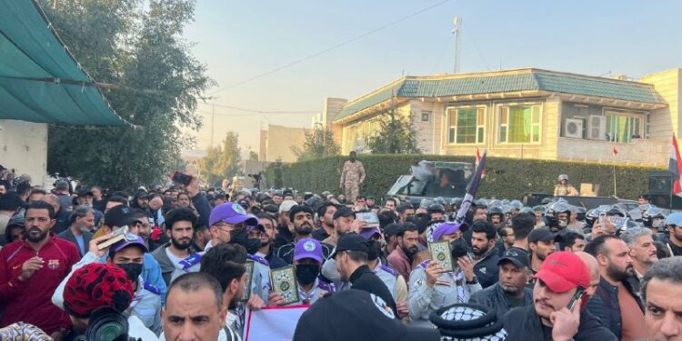 تظاهرة أمام السفارة السويدية في بغداد احتجاجا على حرق القرآن الكريم