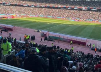 بالفيديو .. نقل المشجعين العمانيين من المطار الى ملعب الخيمة