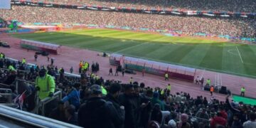 بالفيديو .. نقل المشجعين العمانيين من المطار الى ملعب الخيمة