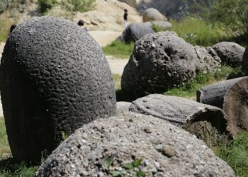 صخور حية في رومانيا تنمو كل ألف عام