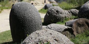 صخور حية في رومانيا تنمو كل ألف عام