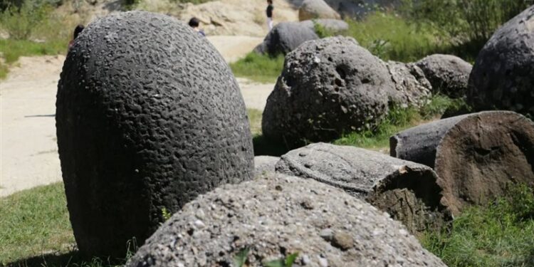 صخور حية في رومانيا تنمو كل ألف عام