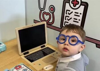 طفل بريطاني في عمر الثالثة يتحدث 7 لغات