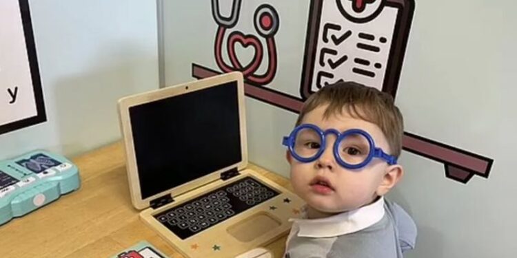 طفل بريطاني في عمر الثالثة يتحدث 7 لغات