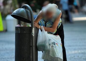 وزير ألماني يدعو لــ(عدم تجريــــم إنقاذ الطعام من حاويات القمامة)