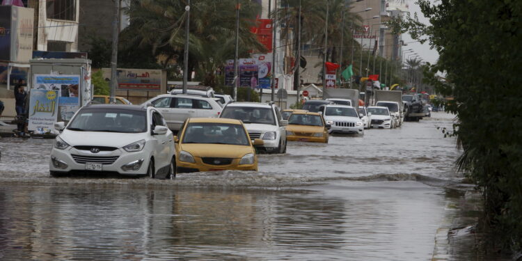 وزير مختص: ما يحدث في المدن العراقية غرق وليس فيضانات