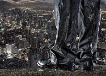 رجل أعمال ينهي حياته من أعلى سطح فندق بسبب زوجته