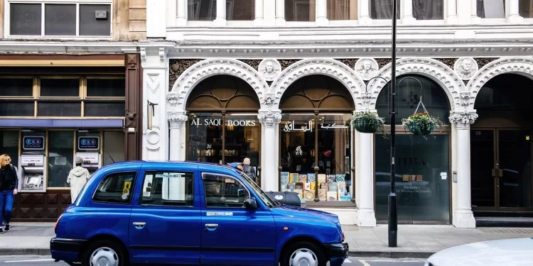 بائع كتب في لندن يجمع تبرعات لـ”تحقيق الحلم”