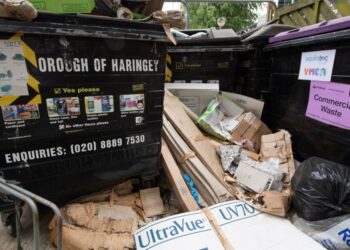 بريطانيا تستعين بقوات خاصة للإمساك بعصابات النفايات