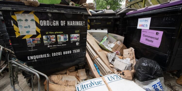 بريطانيا تستعين بقوات خاصة للإمساك بعصابات النفايات