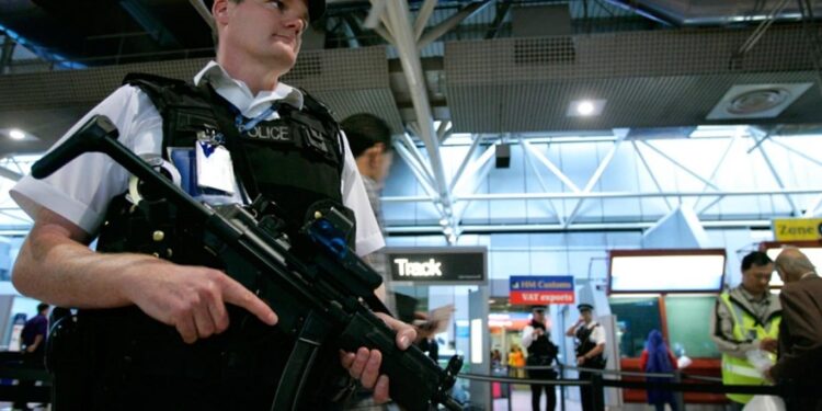 توقيف رجل بعد اكتشاف “آثار يورانيوم” في مطار هيثرو