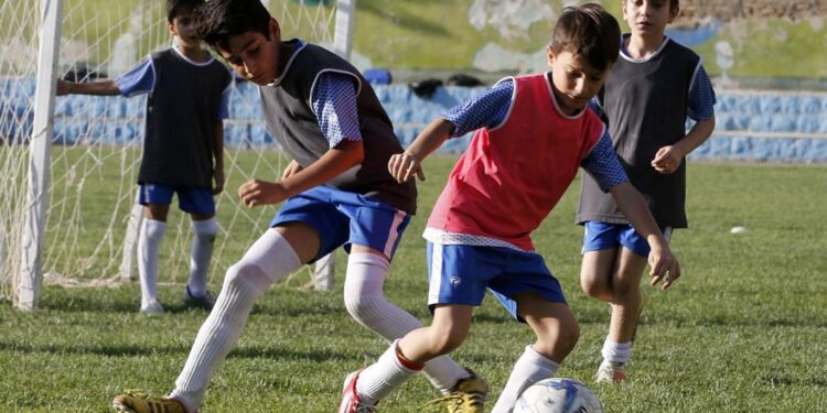 إيران .. فتح تحقيق حول “اعتداء جنسي” على قاصرين بمدرسة كروية