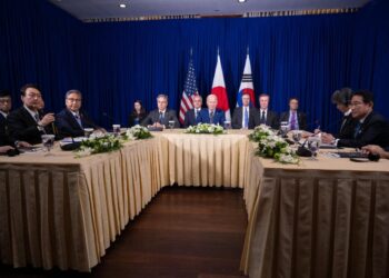 طوكيو تدرس “تخفيف القيود” على الصـــادرات إلى سيول