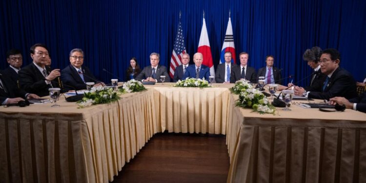 طوكيو تدرس “تخفيف القيود” على الصـــادرات إلى سيول