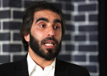 أكاديمي أفغاني يمزق شهاداته احتجاجاً على “حظر تعليم النساء”