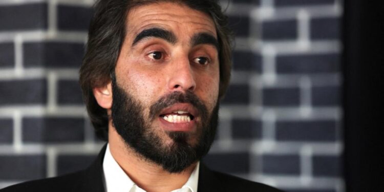 أكاديمي أفغاني يمزق شهاداته احتجاجاً على “حظر تعليم النساء”