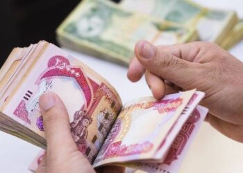 مقترضون يطالبون الحكومة بتخفيض الأقساط الشهرية بسبب تدني قيمة رواتبهم