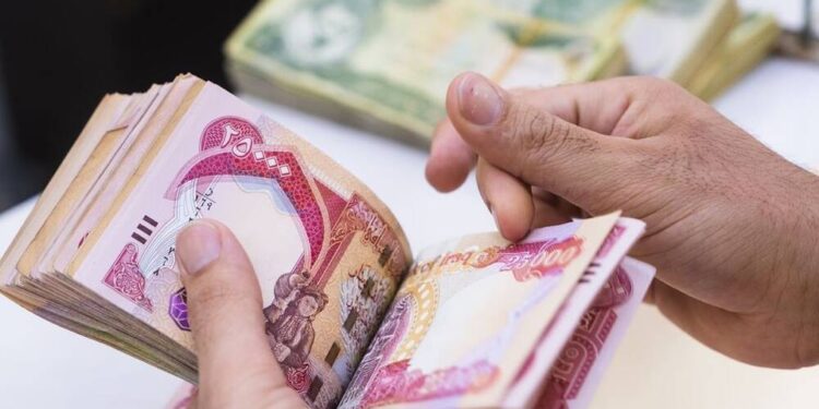 مقترضون يطالبون الحكومة بتخفيض الأقساط الشهرية بسبب تدني قيمة رواتبهم