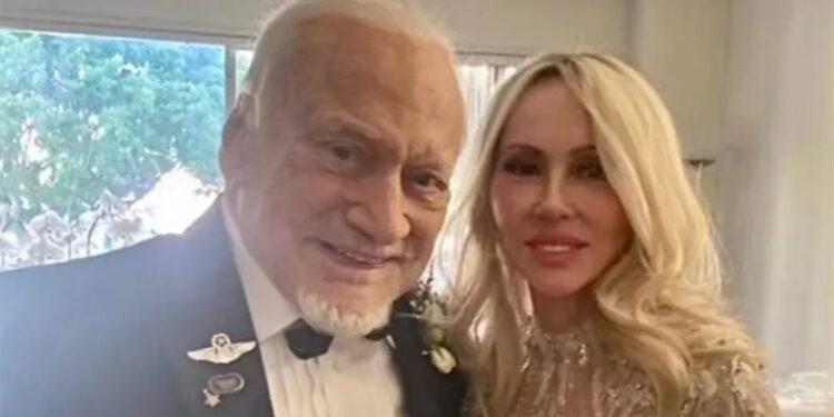 زواج ثاني رائد فضاء يسير على القمر .. عمره 93 والعروس 63