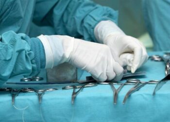 33 ألف $ تعويضا لمريضة كويتية نسى الجراح “قطعة شاش” داخل جسدها