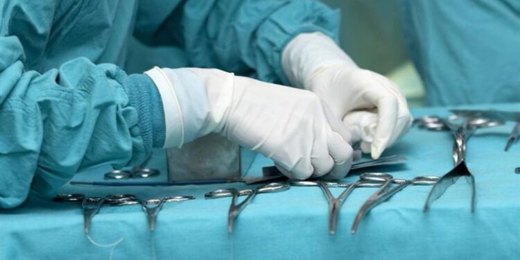 33 ألف $ تعويضا لمريضة كويتية نسى الجراح “قطعة شاش” داخل جسدها