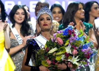 أميركية من أصل آسيوي تفوز بلقب ملكة جمال الكون