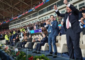 رئيس الوزراء العراقي والنائب الاول لرئيس مجلس النواب يهنئون العراقيين بفوز المنتخب الوطني بكأس خليجي 25