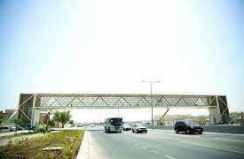 الموصل.. عجلة حمل تصطدم بأحد جسور المشاة وتتسبب بأضرار (صورة)