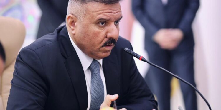 خلال زيارته قيادة شرطة الرصافة.. وزير الداخلية يؤكد على مكافحة الجريمة بمختلف صورها وتطبيق القانون على الجميع دون استثناء