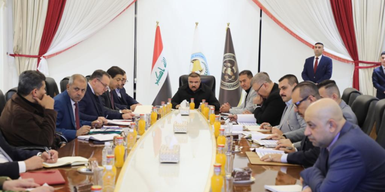 وزير الداخلية يعقد اجتماعاً مهماً مع مدراء المديريات وأقسام عدد من مفاصل وتشكيلات الوزارة