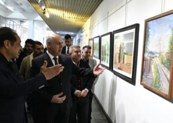 وزير الثقافة والسياحة والاثار يزور معرض الانبار الفني