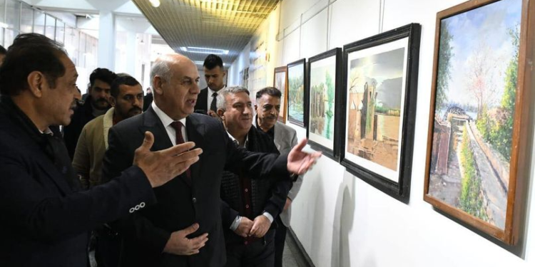 وزير الثقافة والسياحة والاثار يزور معرض الانبار الفني