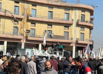 بالصور والفيديو هتافات المتظاهرين قرب البنك المركزي احتجاجا على ارتفاع أسعار الصرف