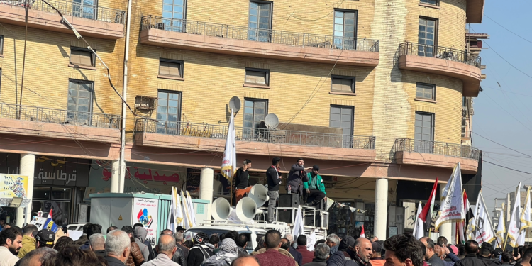 بالصور والفيديو هتافات المتظاهرين قرب البنك المركزي احتجاجا على ارتفاع أسعار الصرف