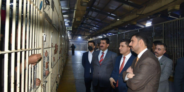 السجون .. لجنة متخصصة لتوزيع مستلزمات على النزلاء