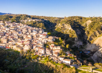 بلدة ايطالية مهجورة اللاجئون يعيــدون الحياة إليها