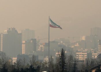بسبب الــ(تلوث جوي) في طهران يتسبب بتعطيل المدارس والجامعات